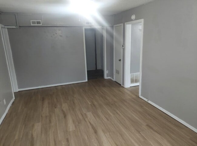 Building Photo - 202 E 2nd St Rental