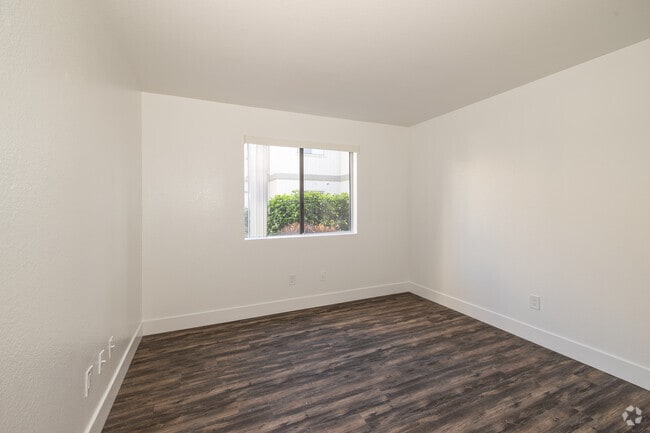 1BR, 1BA - 638SF - Bedroom