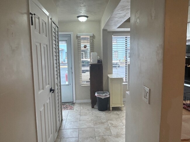 Front Hall - 3333 S Ridgewood Ave Unit 27