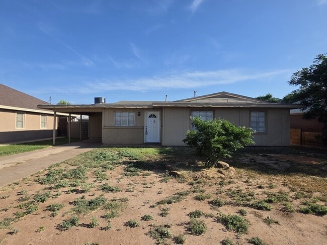 Building Photo - 3 bed 1 bath home, move in ready!