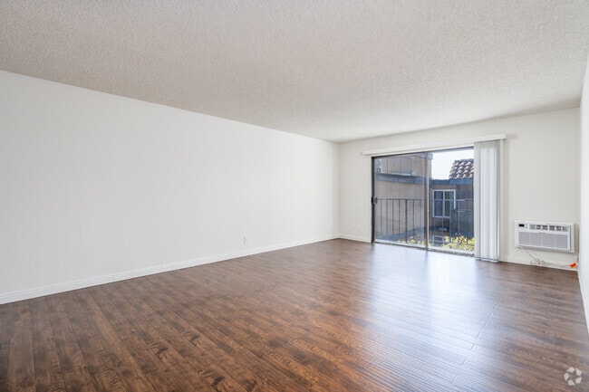 1BR, 1BA - 775SF - Living Room