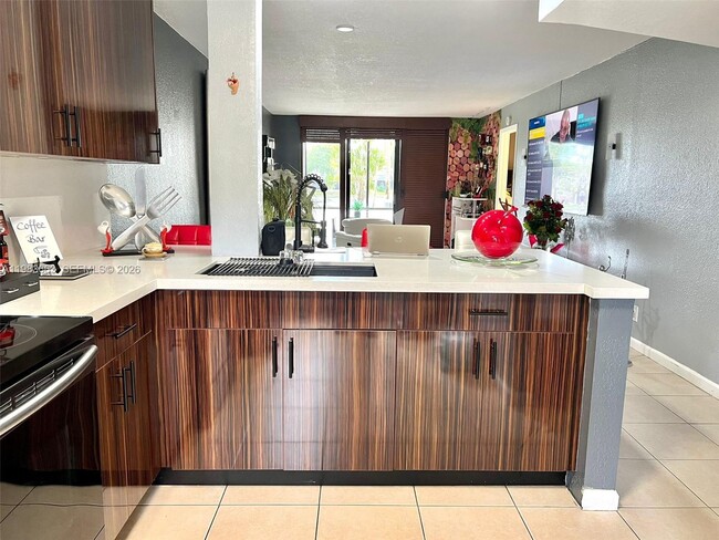 Photo - 11304 Taft St Unidad 11304