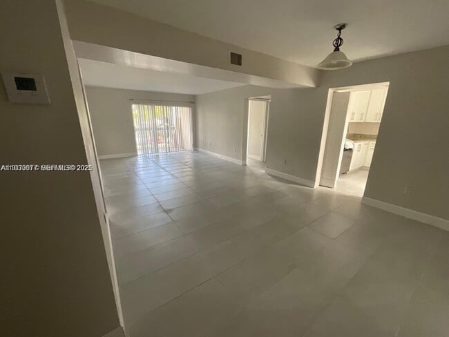 Photo - 731 N Pine Island Rd Unidad 206