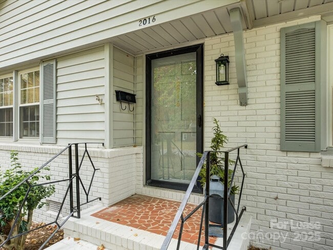 Photo - 2016 Wedgedale Dr