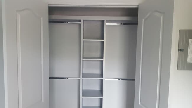 armario del dormitorio - 709 E 3rd St Unidad D