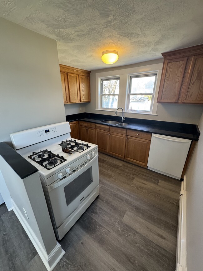 Building Photo - 72 Pleasant St Unit 1