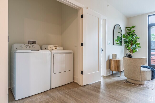 2BR, 2BA - 1,022SF - Pine - Laundry