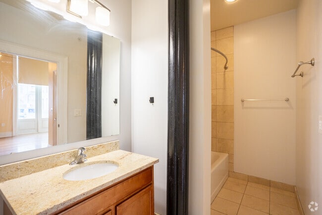 2BR, 2BA - 1095SF - Primary Bathroom