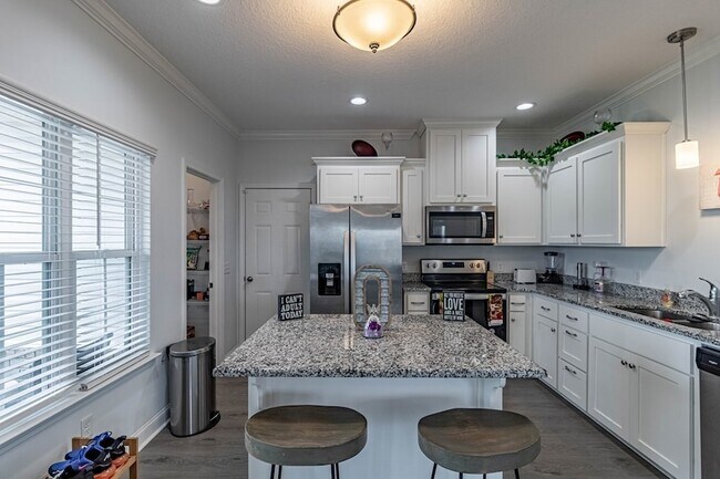 Photo - 260 Rutledge Dr