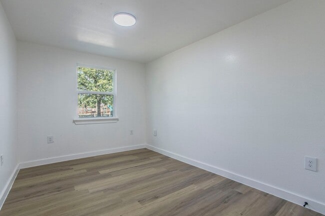 Photo - 2215 N Elmendorf St Unidad C