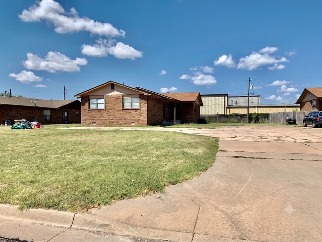 Building Photo - Spacious 3 Bedroom