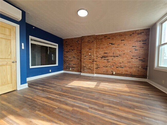 Photo - 27 E Main St