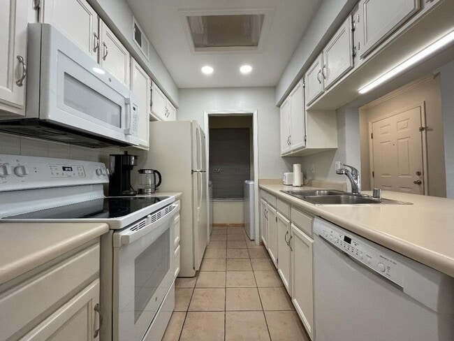 Building Photo - Furnished Oppenheimer Condo; Shorter Lease Options; Unit 212