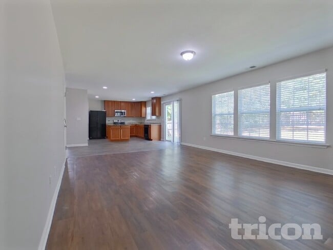 Photo - 461 Denman Loop