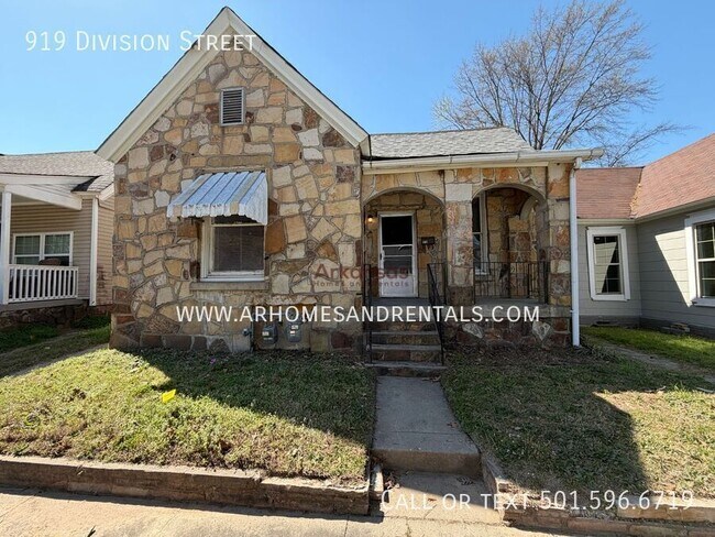 Building Photo - 919 Division St