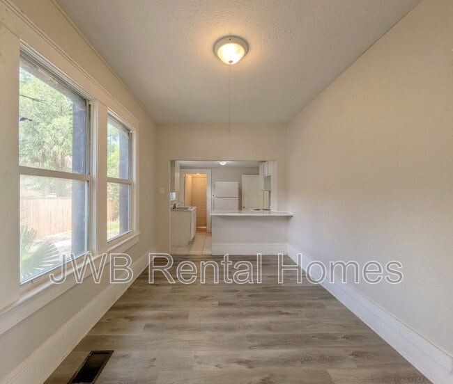 Photo - 203 W 17th St Unidad #1