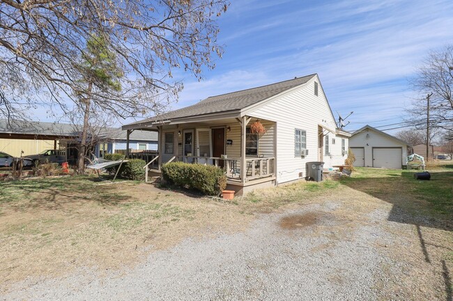 Photo - 1 Bed 1 Bath Duplex - Move-in Ready! Accepting Section 8