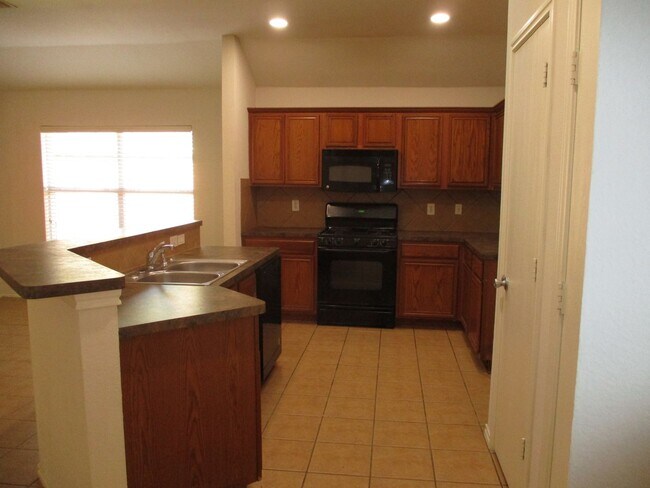 Photo - $1895  3 Bed/2 Bath/2 Garage  Ready for Mo...