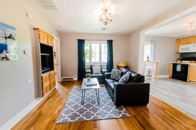 Sala de estar - 427 Thomas St SE Unidad 2