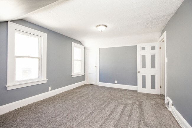 Building Photo - 2 BED 1 BATH SINGLE FAMILY HOME IN EUCLID!