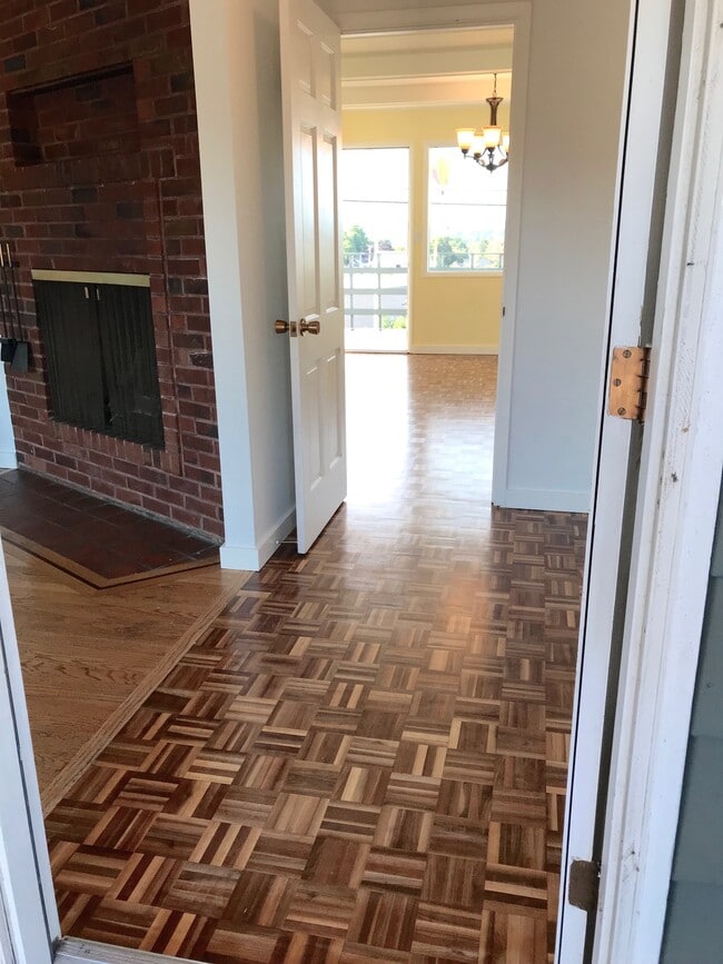 Entrance Main Floor - 12815 NE Fremont St Unit 1
