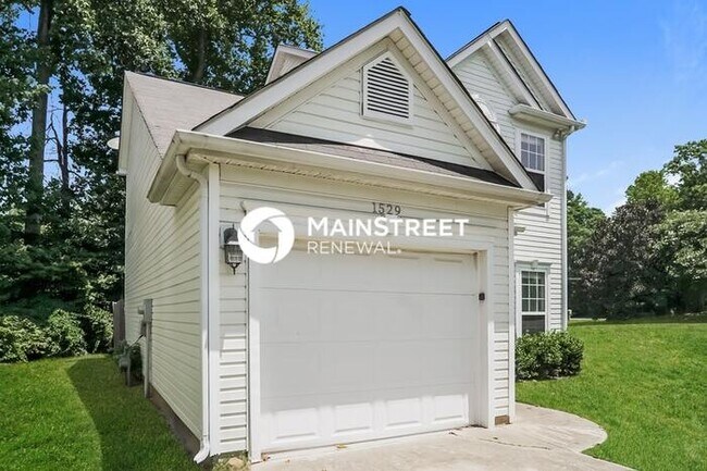 Photo - 3 Bedroom Pet-Friendly Home in Charlotte, NC with Main Street Renewal
