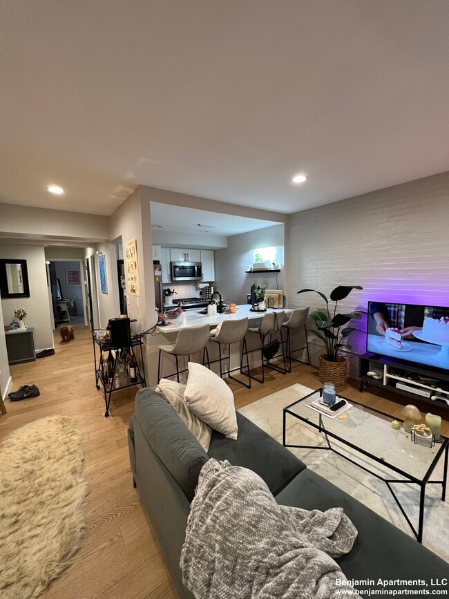 Building Photo - 210 Old Colony Ave