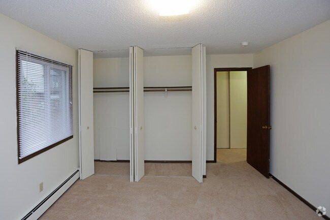 2BR, 1BA - 926 SF - White Oaks Apartments