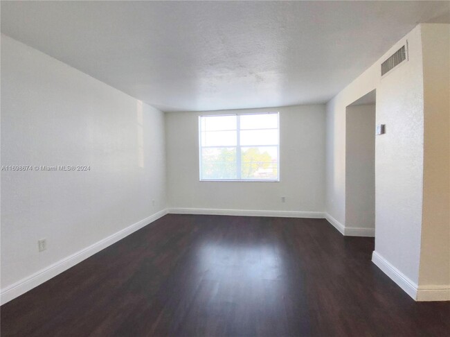 Photo - 1885 W 56th St Unidad 310 Rental