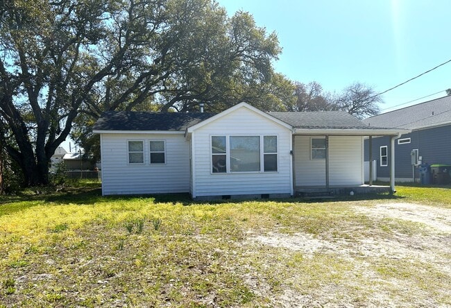 Building Photo - 2405 Bay St