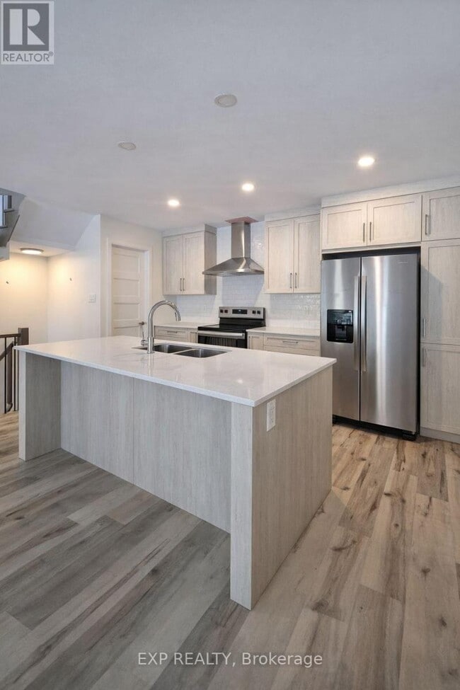 Photo - 321 Voyageur Pl