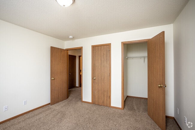 2BR, 1BA - 925 SF