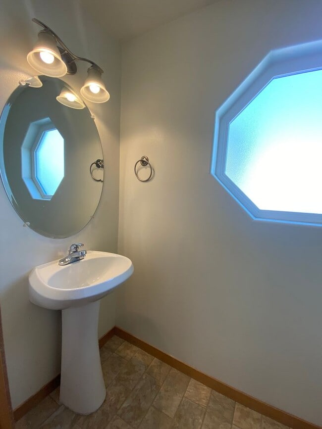 Photo - 3 Bedroom | 2 1/2 Bath Townhouse in The Dalles, OR.