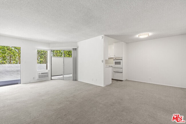 Building Photo - 929 N San Vicente Blvd Unit 4 Rental
