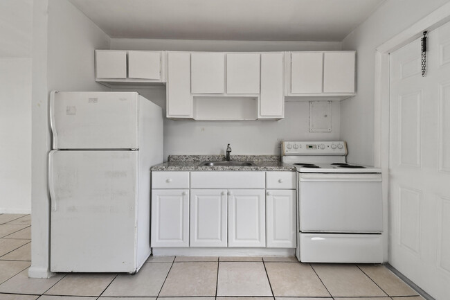 Photo - 1172 W 34th St Unidad 2