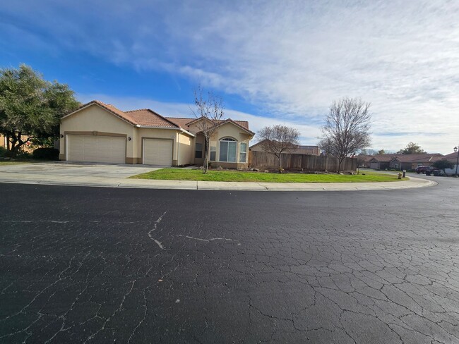 Building Photo - Beautiful 4 Bedroom and 2 Bath Home with Bonus Office Area