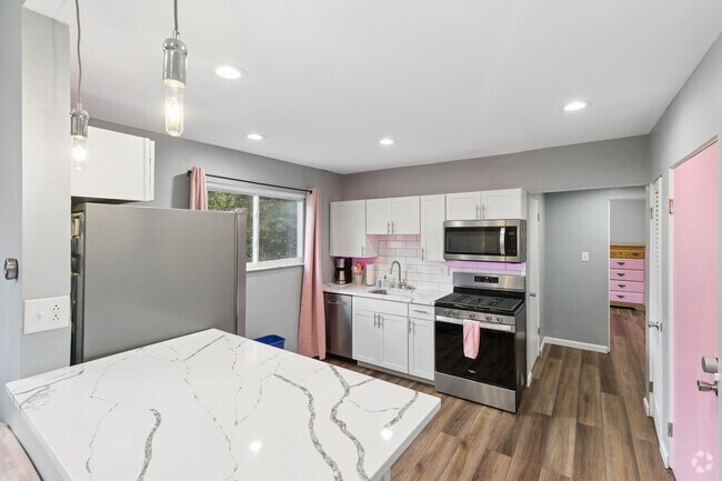 2BR, 1BA - 700SF - Kitchen