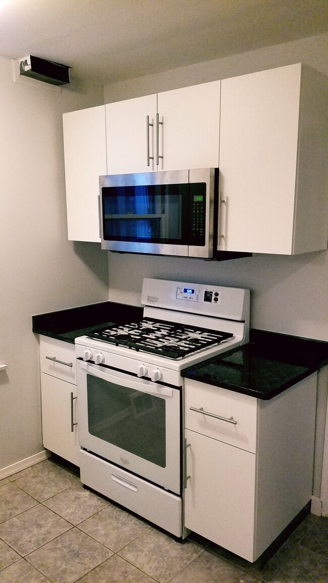 Gas range with stone counters - 522 N 15th St Unit 1