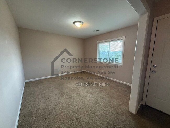 711 Riverland Rd SE