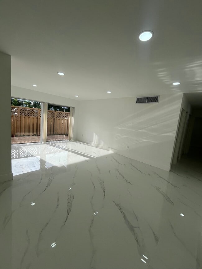 Photo - 4594 NW 79th Ave Unidad 1D