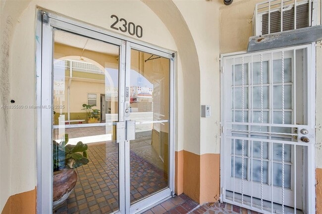 Building Photo - 2300 W Flagler St Unit 17-17 Rental