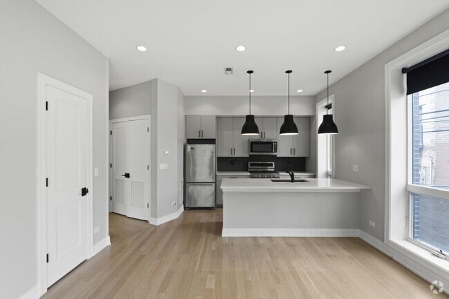 Building Photo - 0 bedroom in Chicago IL 60657 Unit 202 Rental