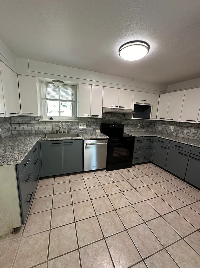 Photo - 220 W Ridge Rd