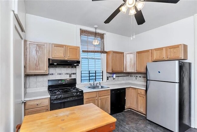 Photo - 925 Port St