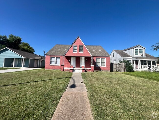 Building Photo - 2 bedroom 1 1/2 bath Duplex Rental