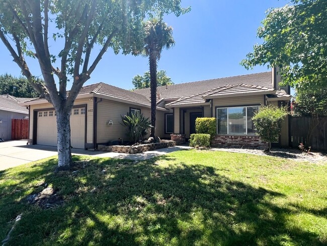 Building Photo - 4 Bed, 2 Bath - 1/4 Acre Lot on a Cul-De-Sac Rental