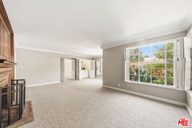 Photo - 951 Masselin Ave