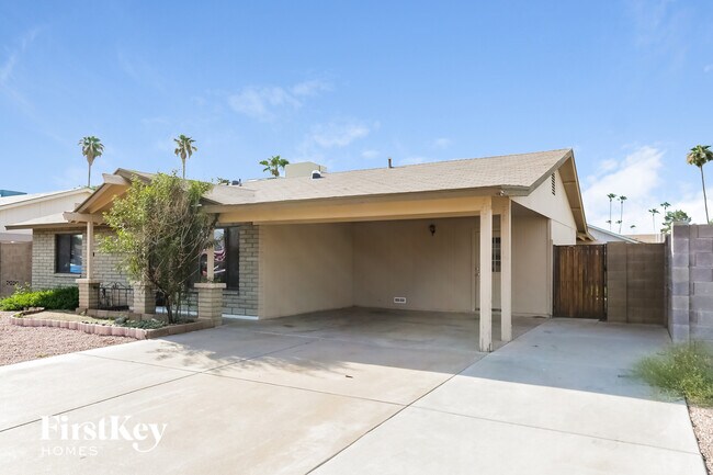 Photo - 425 E Julie Dr