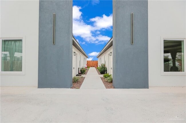 Building Photo - 16 E Mayfair St Unit 4