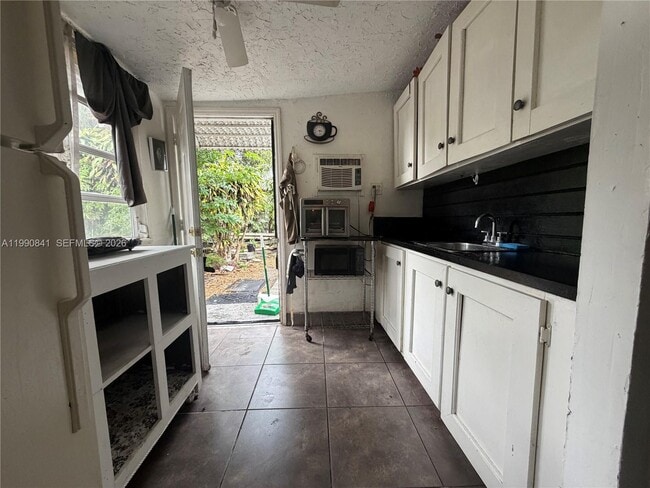 Building Photo - 22XX SW 42nd Way Unit C